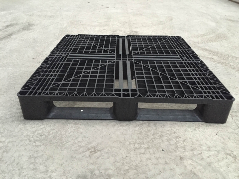 čierna plastová paleta