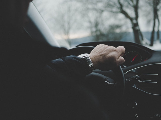 ruka na volante