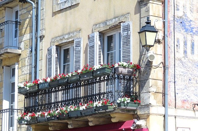 window-2430709_640-1